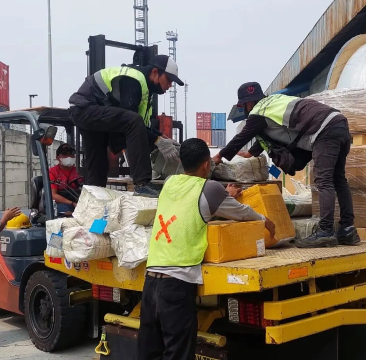 Forklift Muat Kargo di Pelabuhan