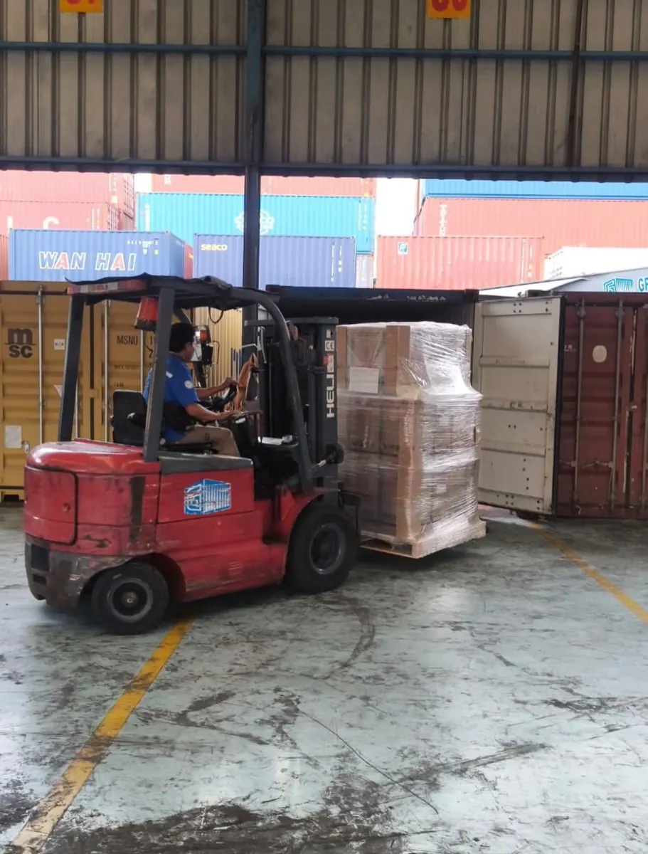 Forklift Merah Muat Pallet di Gudang