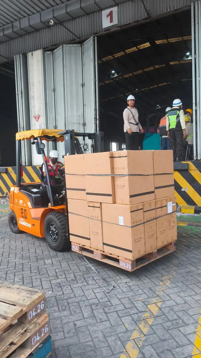 Forklift Muat Pallet di Dermaga