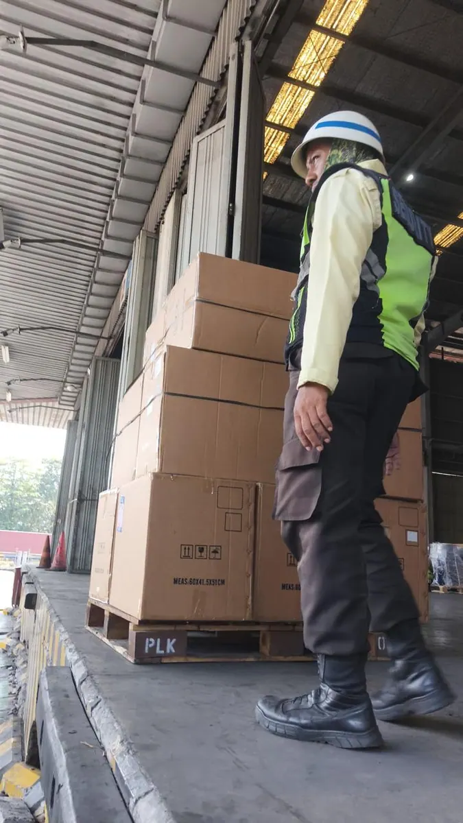 Inspeksi Kargo di Dermaga