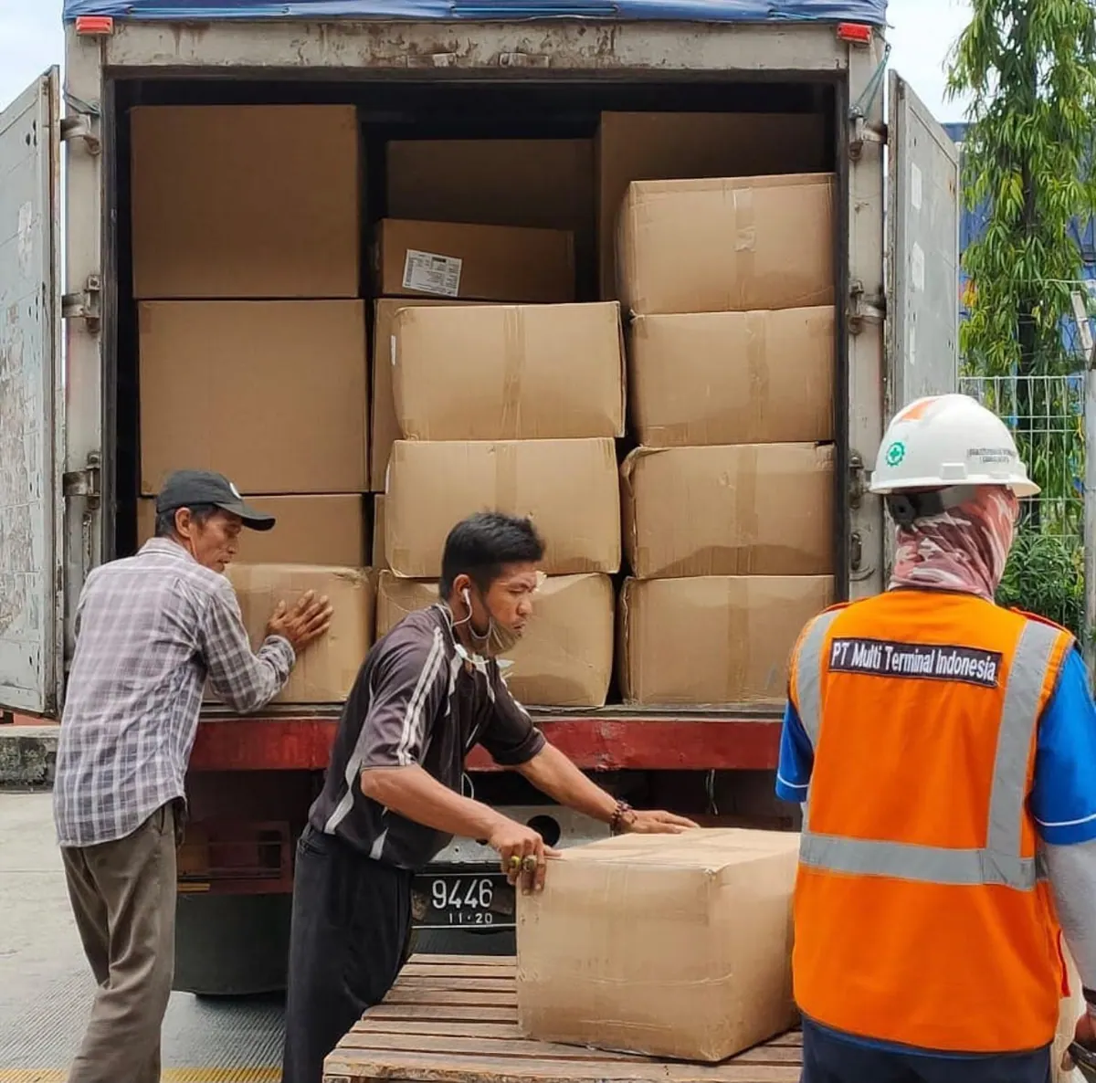 Bongkar Muat Kargo dari Truk
